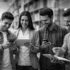 Grupo de personas interactuando con dispositivos móviles y tablets, representando la segmentación de audiencias digitales